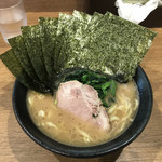 横浜ラーメン弐七家 - 昨日のラーメンと同様のバランス型です