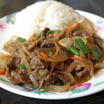 長頸鹿美食坊 - 黒胡椒葱爆牛肉飯（牛と葱炒めご飯）