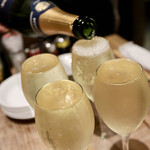 餃子とスパークリング バブルス - こぼれスパークリング