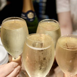 餃子とスパークリング バブルス - ちょっと飲んでから乾杯♪