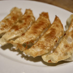 餃子とスパークリング バブルス - 焼き餃子