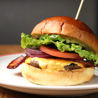 Hamburger for adults that continues to aim for deliciousness that surpasses the present.