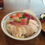 Maguroya - 海鮮丼(味噌汁、漬物付き、1800円)