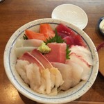 まぐろや - 海鮮丼(味噌汁、漬物付き、1800円)