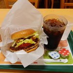 モスバーガー - とびきりトマト＆レタスバーガー＆アイスコーヒー　合計750円(税込)