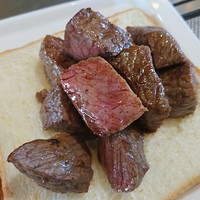 ニュージョイブル - ステーキ肉は鉄板で焼いた食パンの上に乗せて提供〜