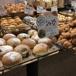 ブーランジェリーボヌール - 料理写真:ディスプレイ│【ショコラ@220円】を購入