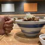 Suteki Tan - 焼牛丼特盛のサイズの参考までに