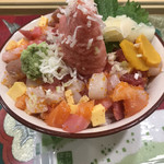 すしと天ぷら とろ一 - ランチ海鮮丼上７８０円。ネギトロ部分だけでも、逆にその部がなくても、満足できる内容です（╹◡╹） 
            ゆーっくりと味わいながらいただきました（╹◡╹）