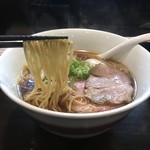らぁ麺 すぎ本 - 醤油特製らぁ麺
                                
                                麺リフトアップ
