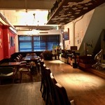 BISTRO BAR A VIN  C - 3階建てのお店の2階へ