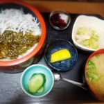 ティーズ キッチン マカナイヤ - 日替定食のしらすと子持ちめかぶ丼は500円