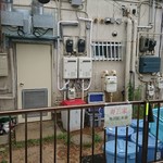 横浜らーめん寿三家 - 裏の駐車場…