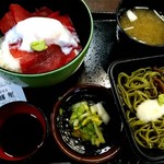 海鮮館どんどん亭 - マグロ丼温泉卵付きと茶蕎麦