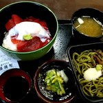 Kaisenkan Dondon Tei - マグロ丼温泉卵付きと茶蕎麦￥650