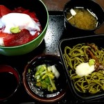 Kaisenkan Dondon Tei - マグロ丼温泉卵付き￥500と茶蕎麦￥150