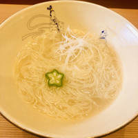 柚木元 - ●天然鮎のにゅうめん
                      根羽川産の鮎を水、酒、塩で出汁を取ってます。
                      