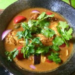 スプーンソング - タミルスパイスのフィッシュカレー】フィッシュは天然ブリの切り身。スプーンソングでは定番の魚です。