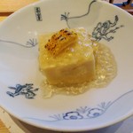 そば割烹 よいん - つきだし：とうもろこし(焦がし)のくず豆腐のジュレがけ