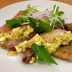 コムデジュルノー - 豚バラコンフィのサラダ グリビッシュソース カマンベール