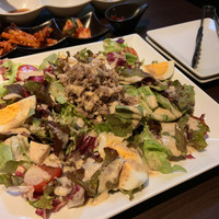 焼肉 じゅん - 特製サラダ 小形牧場コーンビーフのせ　８８０円 自家製のコンビーフが美味しい。しっとりしていて、薄味。コンビーフ大好きなんです。 お子様に人気だそうです。温かいコンビーフもすごく美味しい。脂っこくないんです。