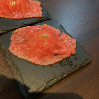 焼肉 じゅん - 小形牧場牛の肉寿司　５８０円 シャリの量もいいし、サシも上品。激うま。