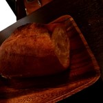 匠のローストビーフ キッチン フォーク 日暮里店 - 写真が暗いですがサクサクで香ばしいガーリックトースト