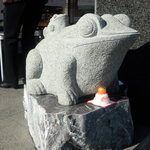 Soba Yuuzen Hatsuhana - 鏡餅を持った親子蛙。背中にお賽銭が…？