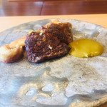 柚木元 - 【古代黒耀蝶鮫とアカヤマドリ茸のムニエル、
      アカヤマドリ茸を出汁で伸ばしたソース】