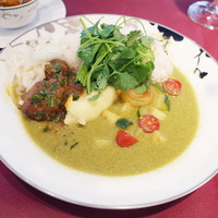 シェ・イノ - 第17回東京グランメゾンチャリティーカレーの仔羊のトマト煮込みと芳醇グリーンカレー 新玉ねぎのサラダ、パクチーを添えて(1000円)