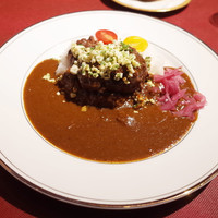 アピシウス - 第17回東京グランメゾンチャリティーカレーの短角牛ハンバーグカレー(1000円)