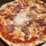 CONA - 生ハムと半熟卵のピザ