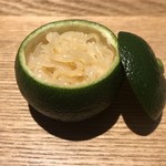 茶禅華 - 酸橘海蜇。クラゲの酢漬け。スダチをくり抜いた器にびっしり。柑橘が清涼感を与えている。
      