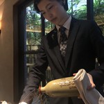 茶禅華 - 紹興酒の皇帝と呼ばれる「黄中皇」を注いで頂きます。綺麗な宝塚風の女性スタッフ。