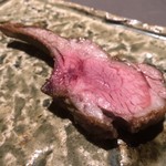 茶禅華 - 茶禅羊肉。ラム肉の炭火焼はスパイスが効いて旨味たっぷり。クミン系のスパイスが軽くふりかけてあり、わりとラム肉がストレートに感じられる。