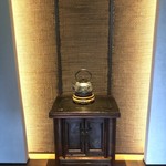 茶禅華 - 玄関ロビーの金屏風にインテリアの金銅食器。