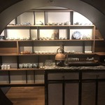 茶禅華 - 奥にある食器棚もインテリア。綺麗なアクセントになってる。