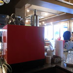 カフェエイト 青葉台 - 赤いエスプレッソマシン。