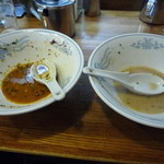 博多ラーメン ばりこて - 夫婦でこの汁の色の違いはなんでしょう？