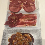 ファストフードヤキニク　焼肉ダブルW - 追加お肉。
                                タン塩¥680、ハラミ¥380、カルビ¥380、ホルモン¥480。
                                (いずれも税別)