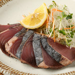 Bonito tataki with plenty of seasonings