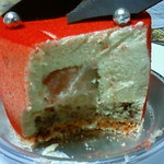 パティスリー プレジール - ナッツのムースの中にりんごが入っています