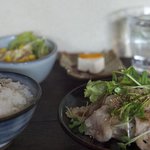 カルメリ - 豚のカリカリ揚げ、カイワレ・ポン酢和え