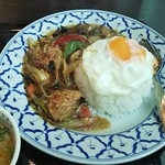 タイレストラン 沌 - 鶏肉の生姜炒め、目玉焼きのせ ♪