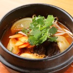 Tom yum soup Gyoza / Dumpling (soup, bean sprouts, coriander, lemon)