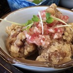 Hakata Umaka Asobi An - メインは「鶏の唐揚げ」・・紅ショウガのタレがかかっています。唐揚げは下味が浸みていて美味しい。