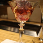 NIKUSYO taku ohira - グラスに佐賀ヒレ肉ともも果肉のお箸でいただく料理
                                お肉の優しい甘みと柔らかい食感から溢れる肉汁、ももの甘みと食感を楽しみつつポン酢ジュレの酸味でキリっと〆めた新感覚だけどアリな1品