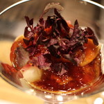 NIKUSYO taku ohira - グラスに佐賀ヒレ肉ともも果肉のお箸でいただく料理
      お肉の優しい甘みと柔らかい食感から溢れる肉汁、ももの甘みと食感を楽しみつつポン酢ジュレの酸味でキリっと〆めた新感覚だけどアリな1品