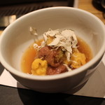 NIKUSYO taku ohira - 水茄子、佐賀牛、出汁の効いたくずあんの一体感が
      口の中で混ざり合います。
      しっかりと濃い美国ウニがスパイスとなり最後に鼻にぬけるトリュフの良い香りで締めくくる1品
      