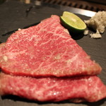 NIKUSYO taku ohira - 佐賀牛しんしん
      塩ダレと山わさびにて。　　
      赤身と霜のバランスがよくお肉の味しっかりしています　
      肉汁たっぷりふわふわした食感のお肉
      塩ダレ、山わさびでさらにパンチを効かせます
      